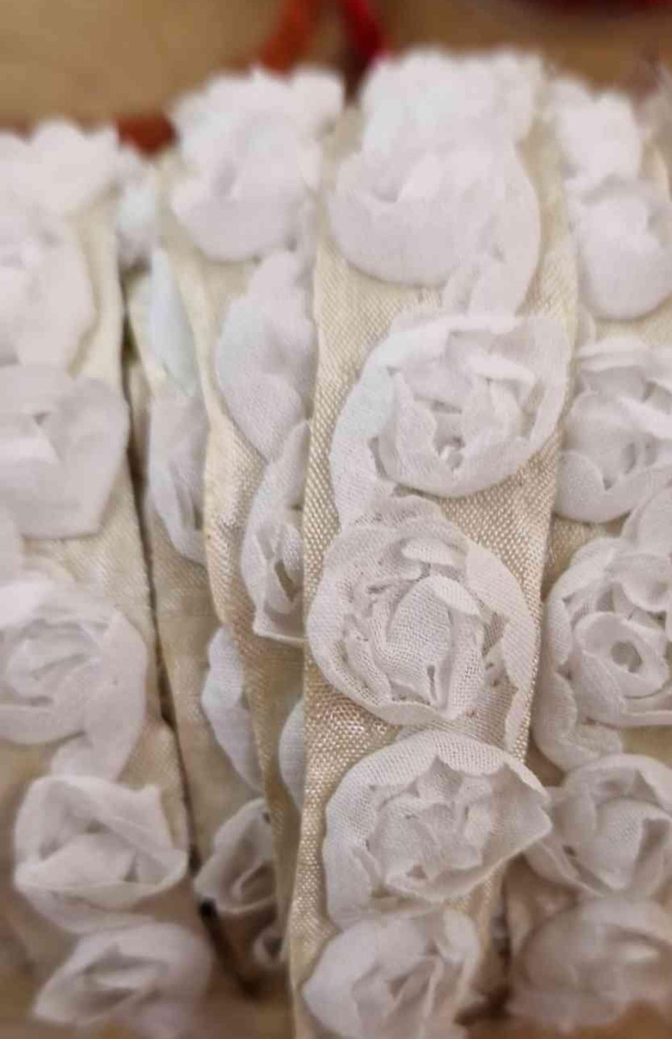 Rosebuds self adhesive trim